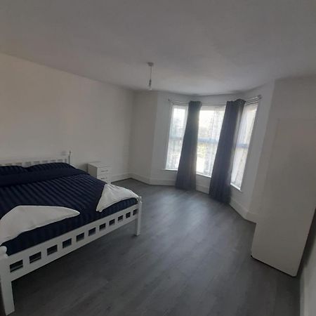 Rayan'S Lodge Stratford Londra Esterno foto
