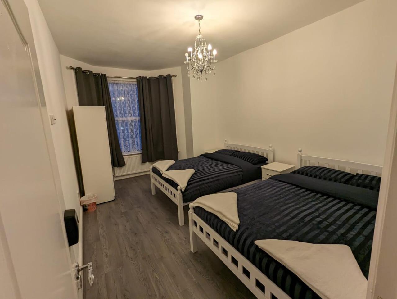 Rayan'S Lodge Stratford Londra Esterno foto