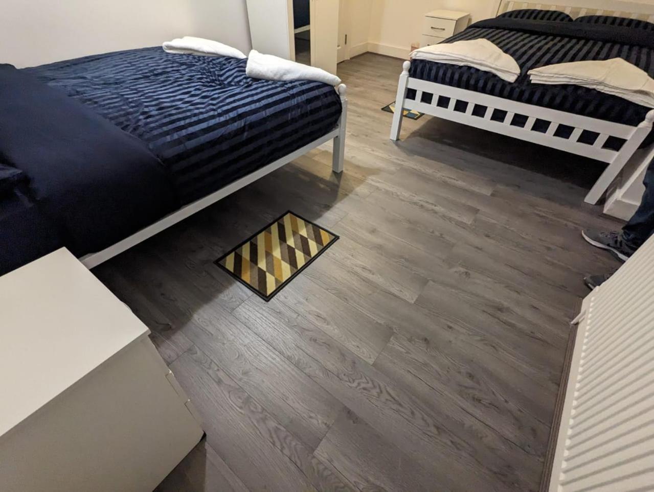 Rayan'S Lodge Stratford Londra Esterno foto