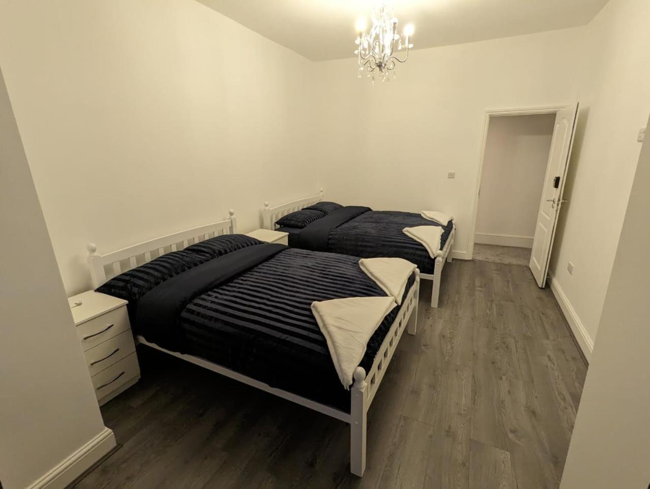 Rayan'S Lodge Stratford Londra Esterno foto