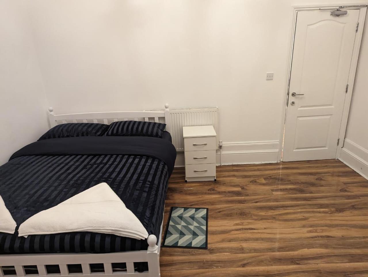 Rayan'S Lodge Stratford Londra Esterno foto