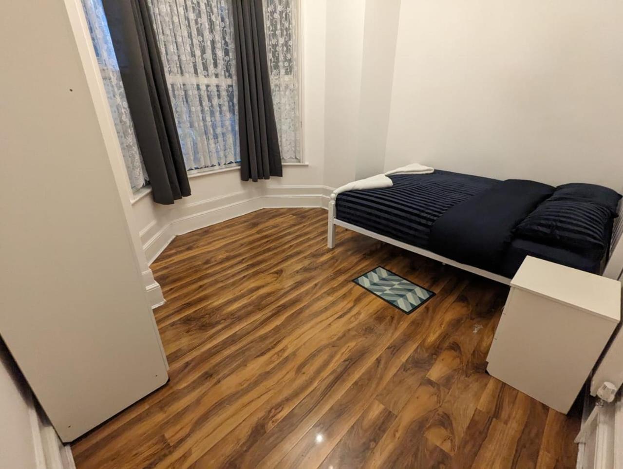 Rayan'S Lodge Stratford Londra Esterno foto